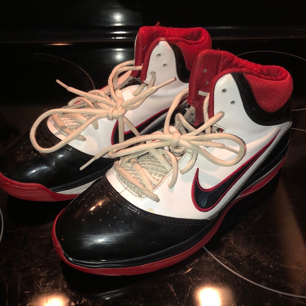Size 9.5 boys/men’s Nike elite basketball shoes black white and red